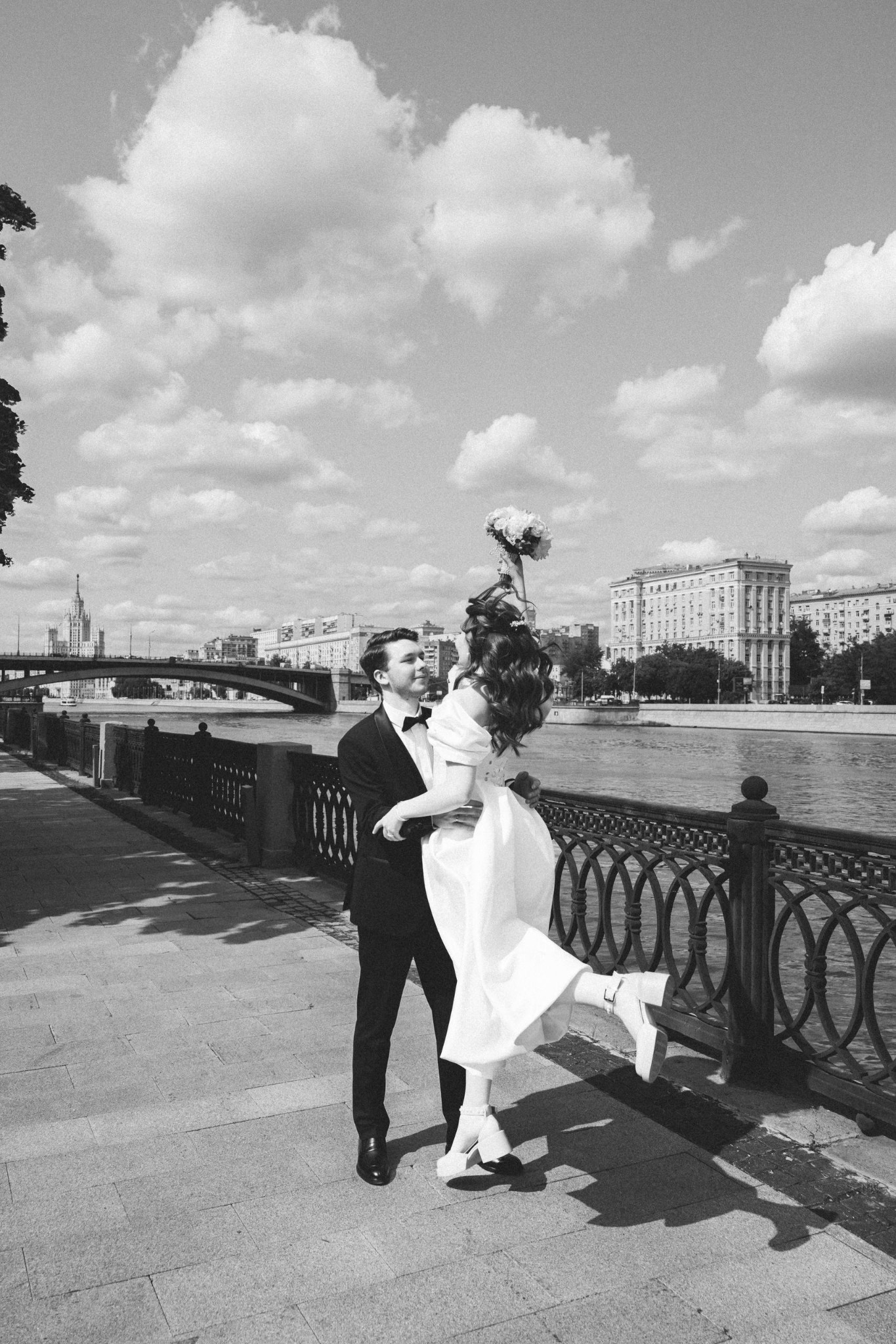 Миша и Маша на свадебной прогулке