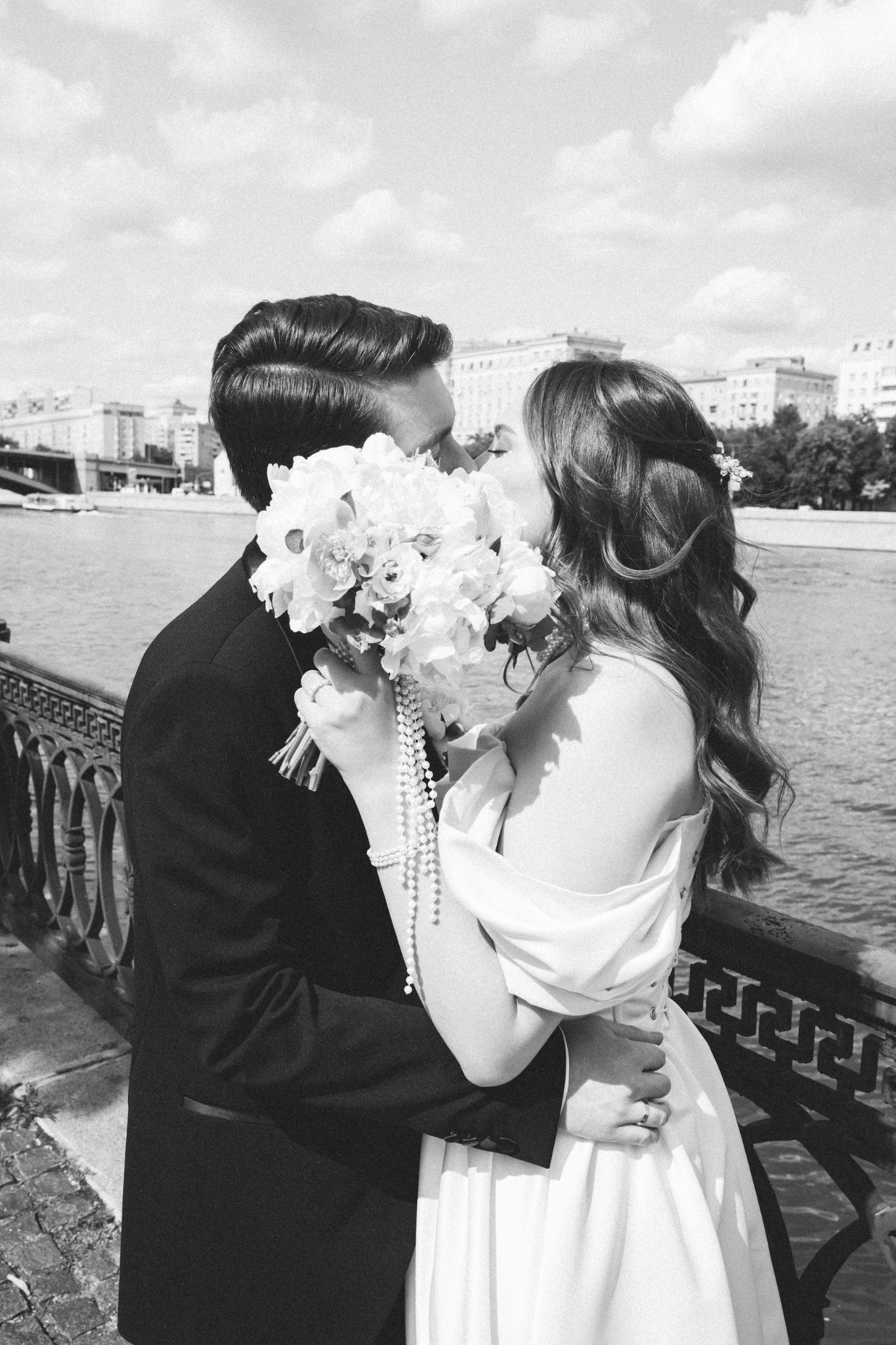 Свадебный поцелуй Миши и Маши за букетом