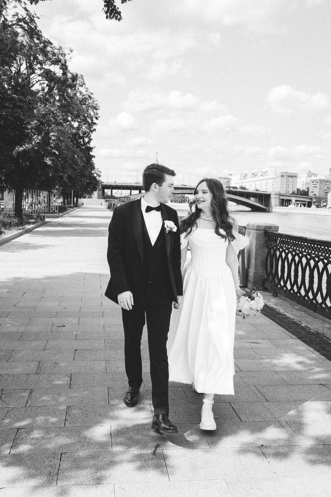 Миша и Маша идут вместе после свадьбы